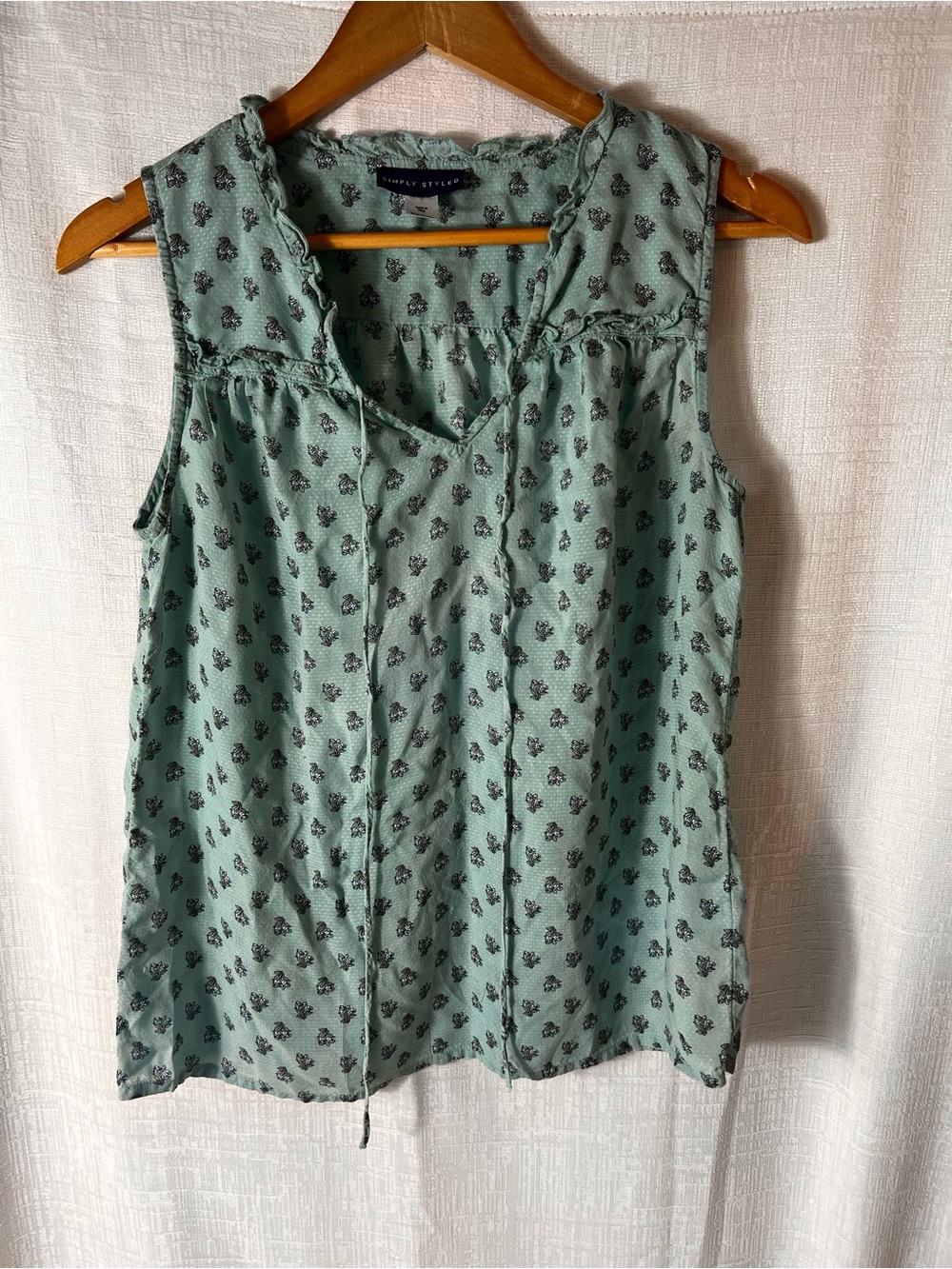 Simply Styled Sage Green Floral Sleeveless V-Neck Top SIZE MEDIUM